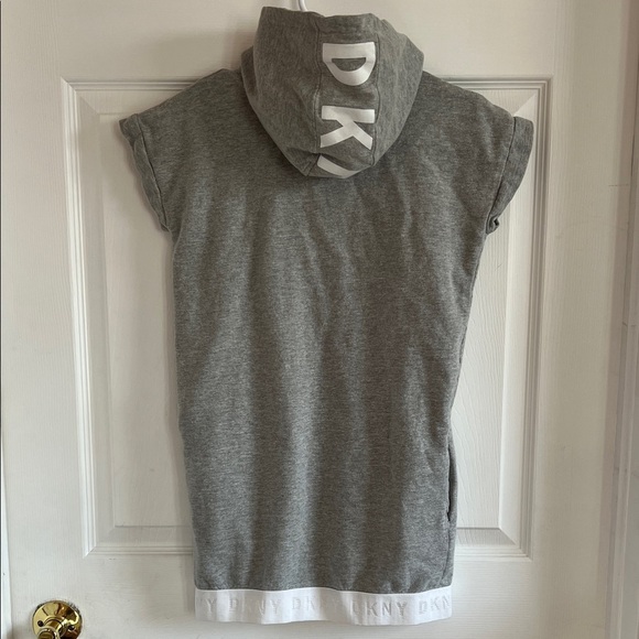 DKNY Gray Sleeveless Hoodie for Kids - Picture 4 of 4